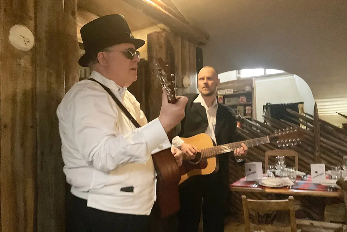 To mannlige gitarister