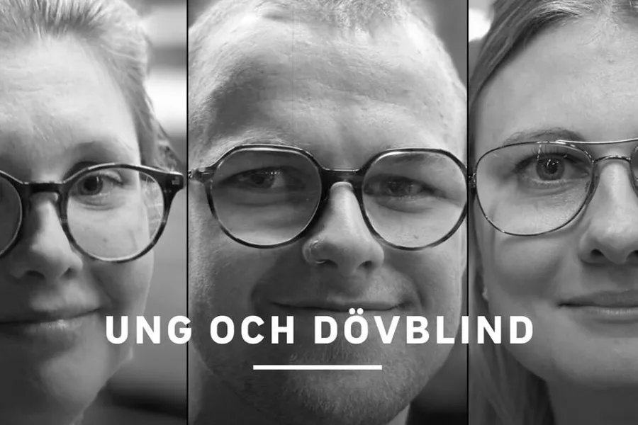 To kvinner og en mann som bruker briller
