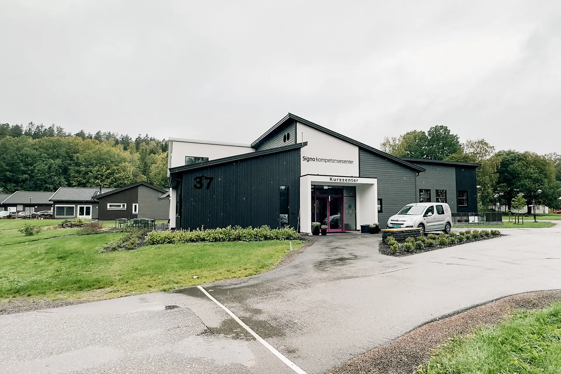 Stor bygning med en bil parkert foran