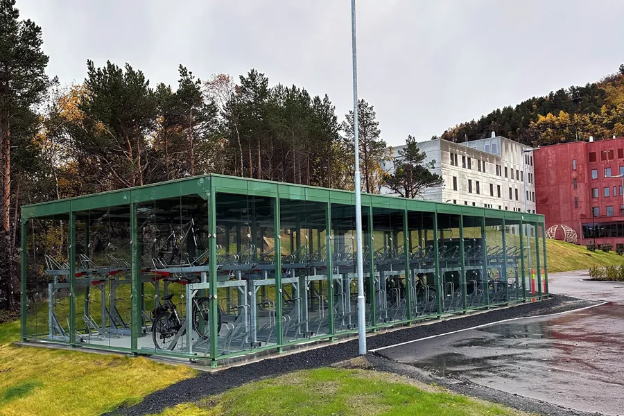 Et sykkelhus på et fortau