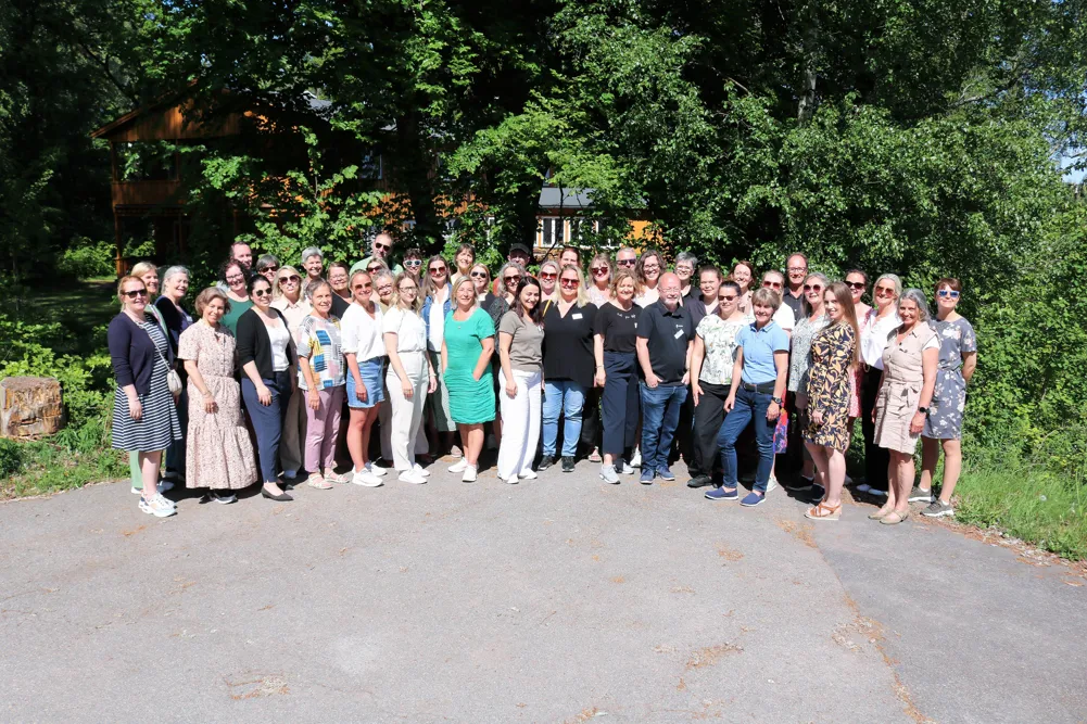 Stor gruppe mennesker som poserer for fotografen