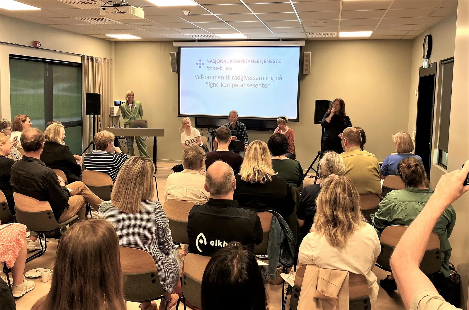 En gruppe personer i et rom