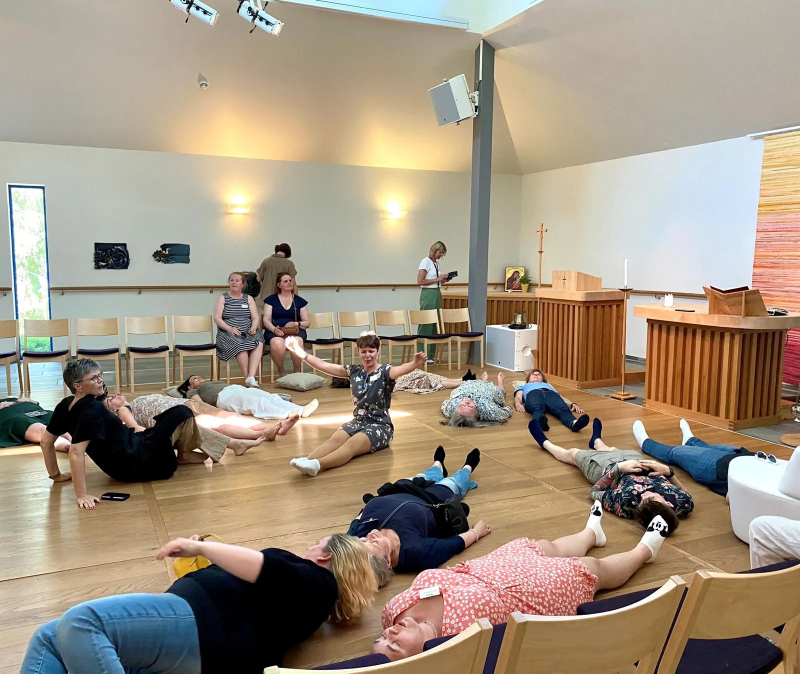 En gruppe mennesker som trener