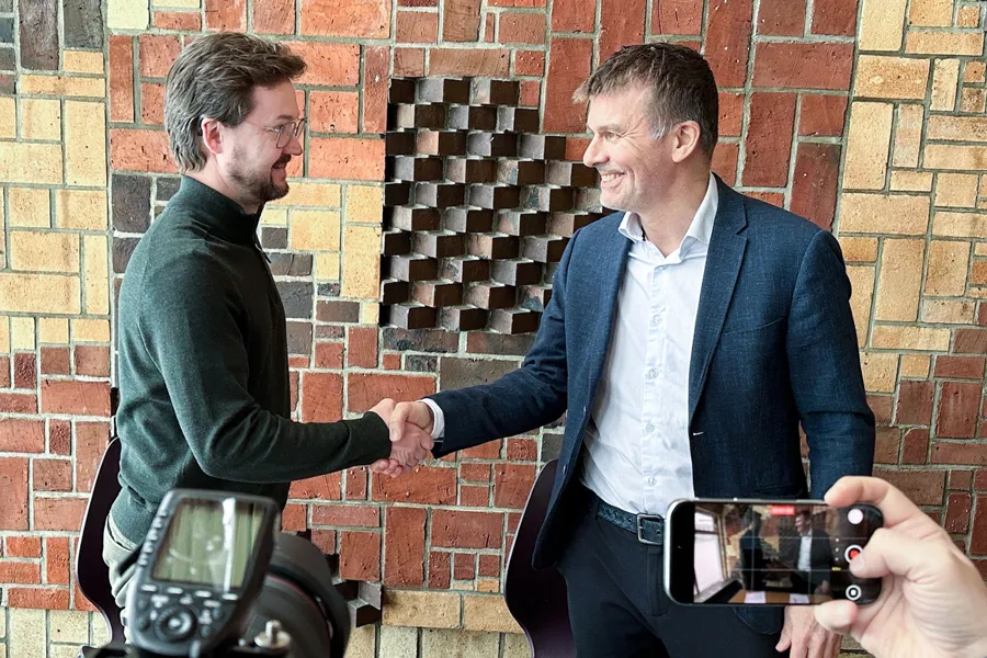 En person som håndhilser på en annen mann