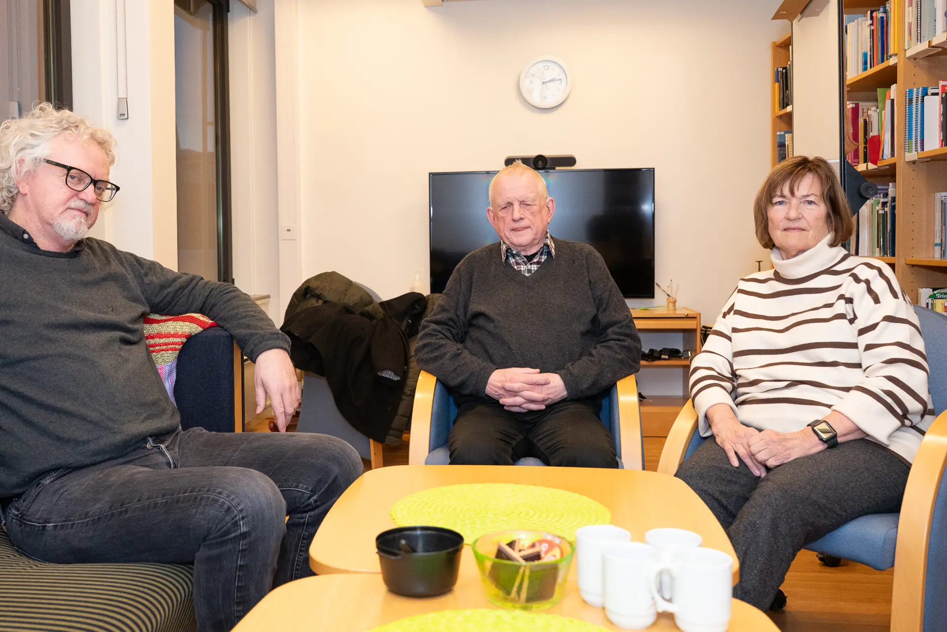 Tre mennesker som sitter i et rom