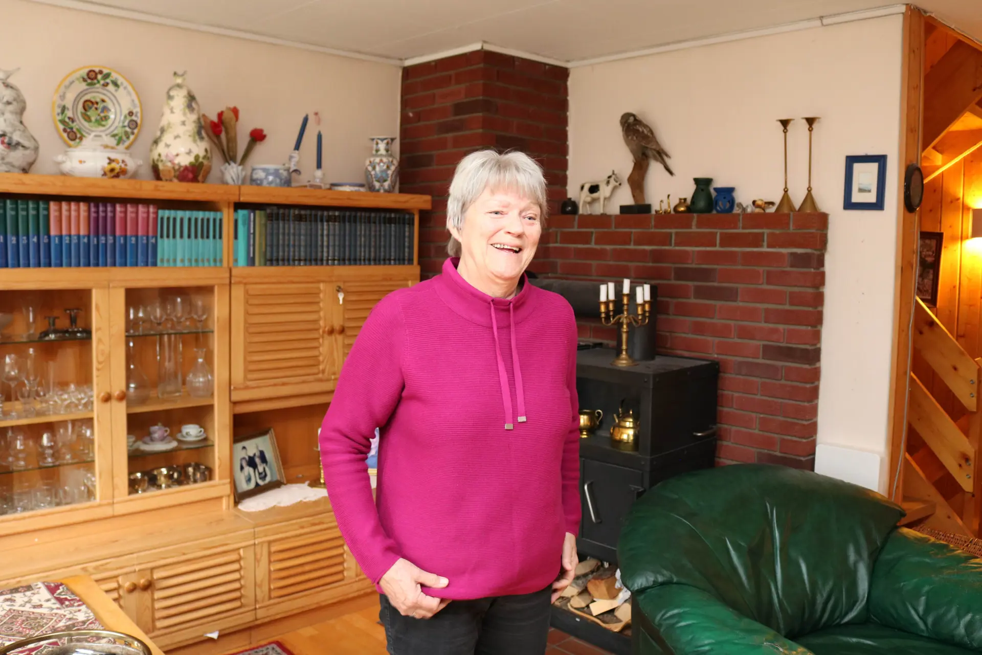 En kvinne som står i en stue