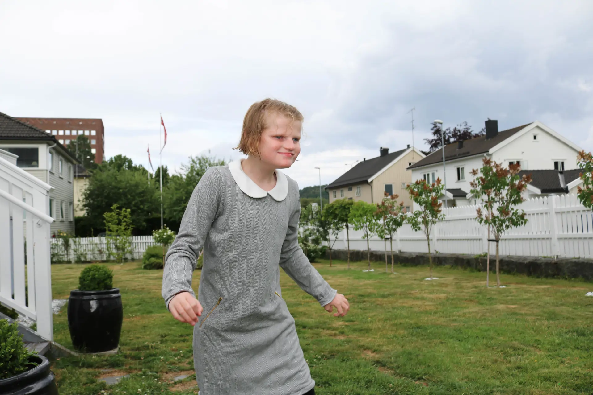 En person som står i en hage