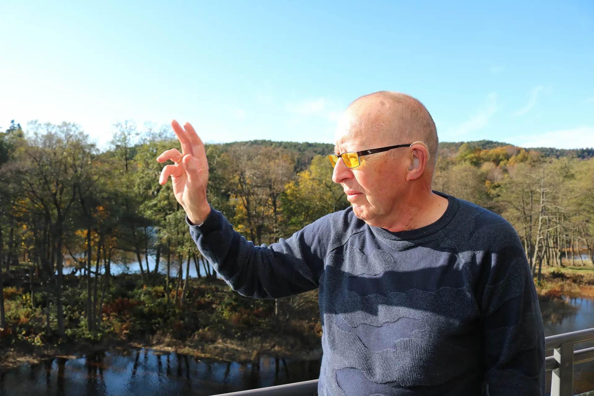 En mann som løfter opp høyrehånda
