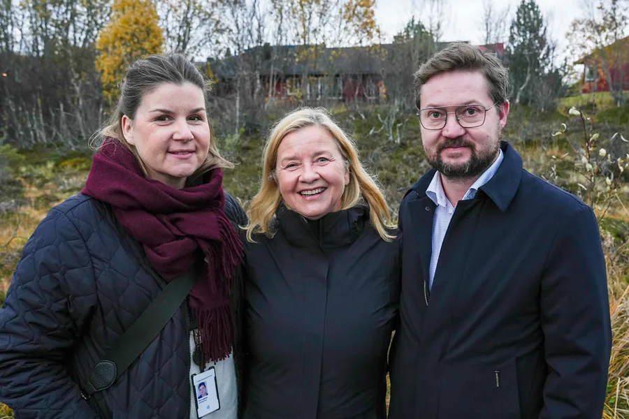 En gruppe mennesker som poserer for et bilde