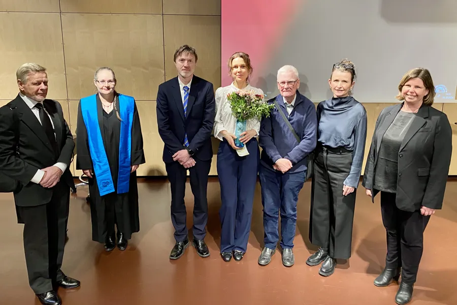 En gruppe mennesker som poserer for et bilde